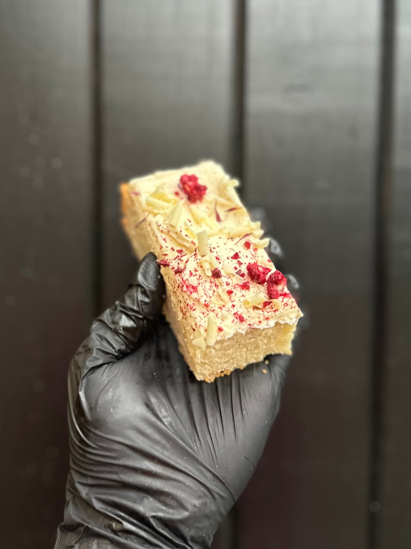 Vanilla sponge with blackberries and white chocolate cream