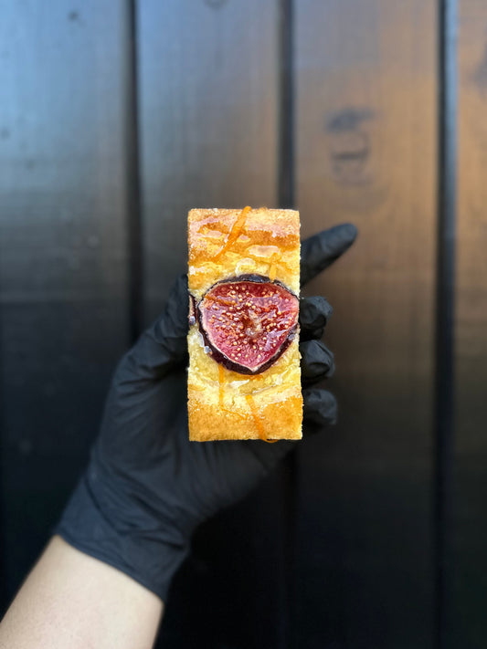 Yogurt and orange cake with Figs